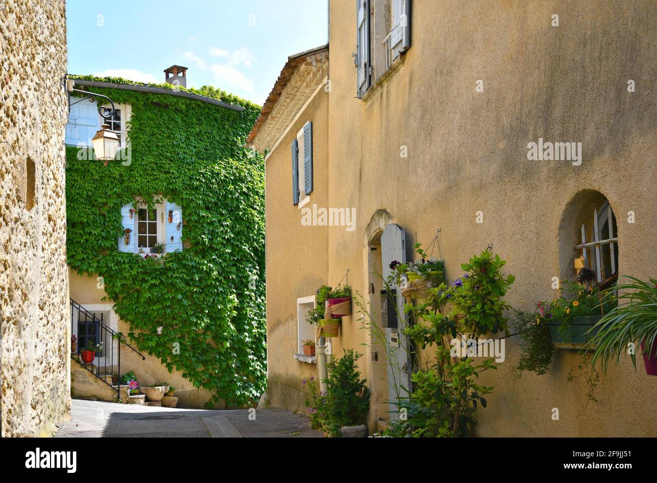 Typische Architektur im Provençal-Stil im malerischen Dorf Lourmarin in Vaucluse, Provence Frankreich. Stockfoto