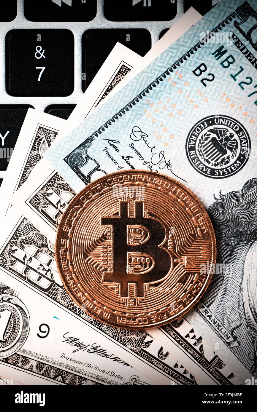 Bitcoin. Business Draufsicht Kryptowährung Design-Konzept mit  USD-Dollar-Papier Währung Geld auf Laptop über dunklen schwarzen Tisch  Hintergrund Stockfotografie - Alamy