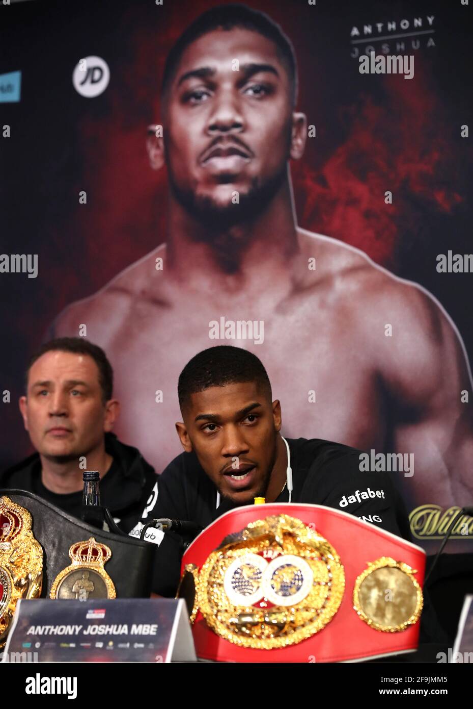 Aktenfoto vom 27-03-2018 von Trainer Rob McCracken (links) und Anthony Joshua (rechts). Ausgabedatum: Montag, 19. April 2021. Stockfoto