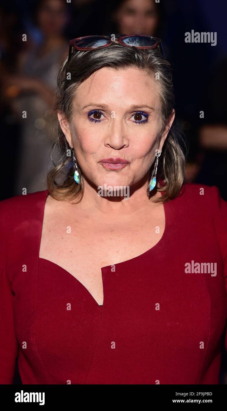 Aktenfoto vom 16/12/15 von Carrie Fisher. Star Wars-Erinnerungsstücke, die dem verstorbenen Darsteller David Prowse von Darth Vader gehörten, einschließlich eines signierten Fotos von Carrie Fisher, werden versteigert, wobei ein Prozentsatz des Erlöses an die Wohltätigkeitsorganisation Alzheimer's Research UK geht. Ausgabedatum: Montag, 19. April 2021. Stockfoto