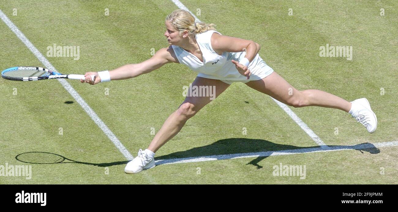 HASTINGS DIRECT TENNIS IM DEVONSHIRE PARK EASTBOURNE, HALBFINALE DER KIM CLIJSTERS WÄHREND IHRES SPIELS MIT SVETLANA KUZNETSOVA 17/6/2005 BILD DAVID ASHDOWNTENNIS Stockfoto