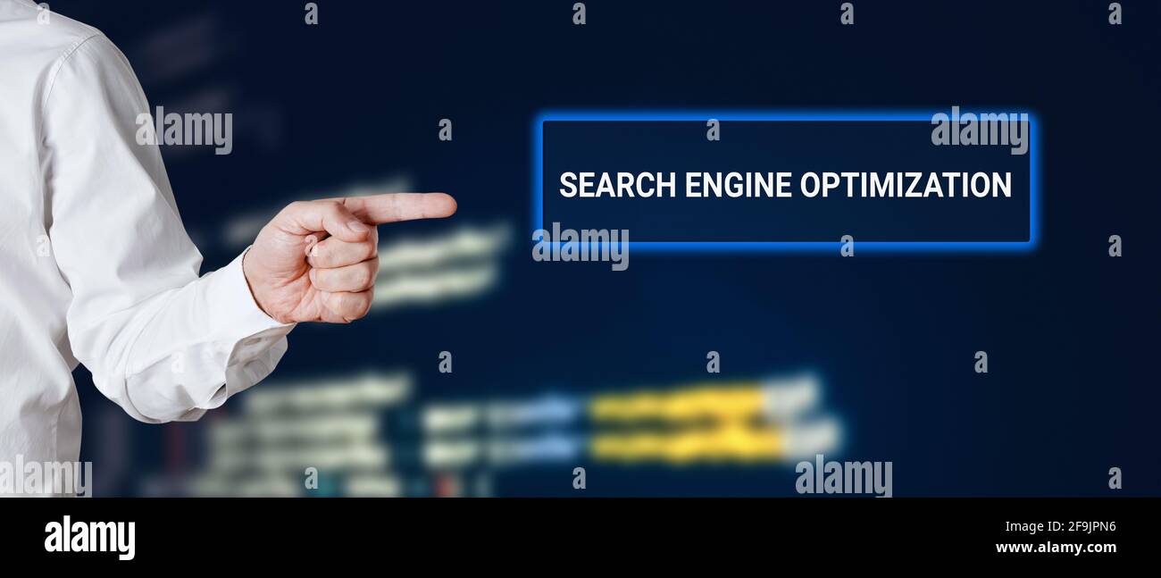 Männliche Hand zeigt auf das Wort Suchmaschinenoptimierung mit technischem Hintergrund. Internet-Technologie-Geschäftskonzept. Stockfoto