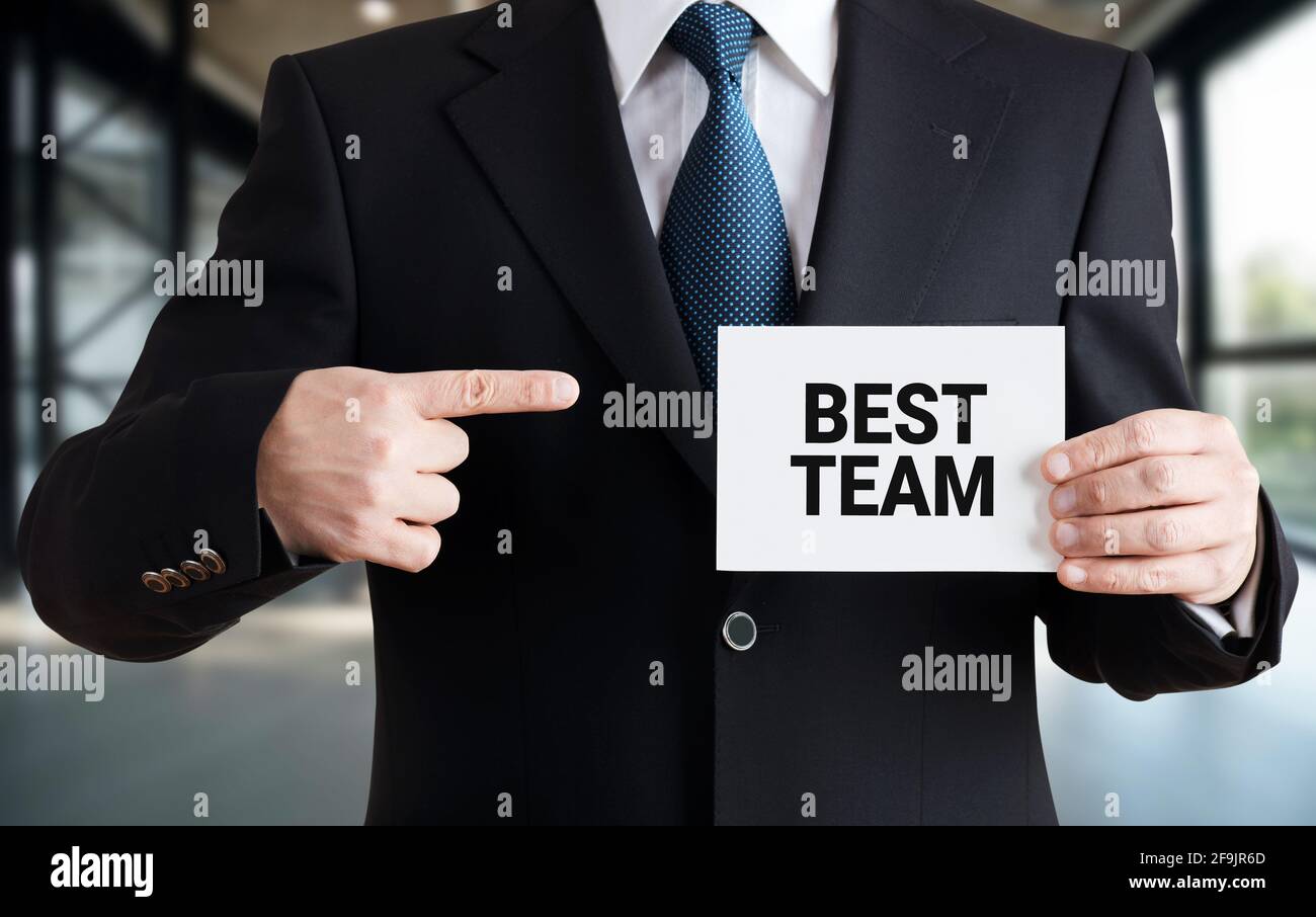 Geschäftsmann zeigt eine Karte mit dem besten Team der Botschaft. Business Teamwork oder Kundenlösungskonzept. Stockfoto