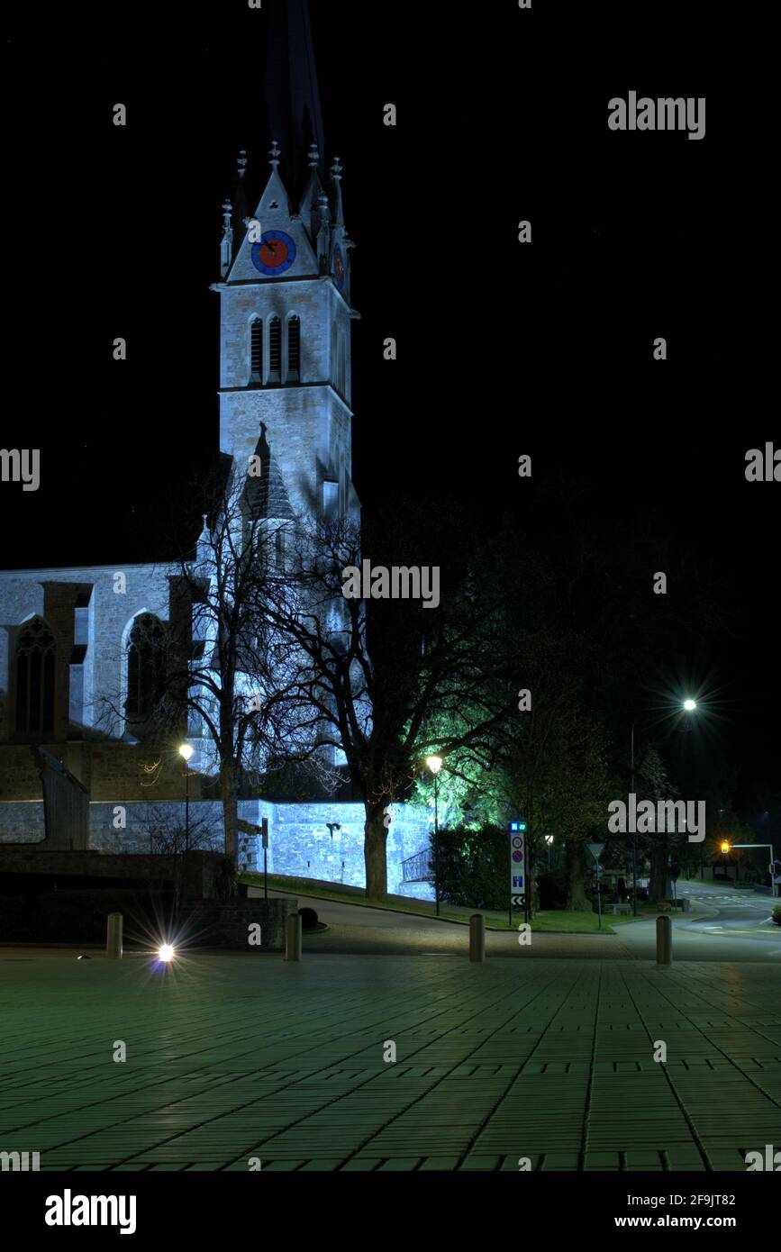 Beleuchteter Turm einer Kirche in der Nacht in der Stadt Von Vaduz in Liechtenstein 31.3.2021 Stockfoto