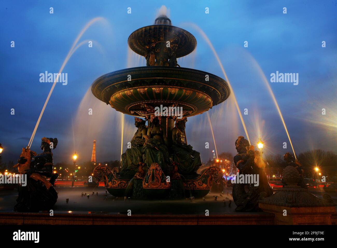 Der schön angestrahlte Brunnen Place de la Concorde leuchtet in Der Nacht in Paris Frankreich Stockfoto