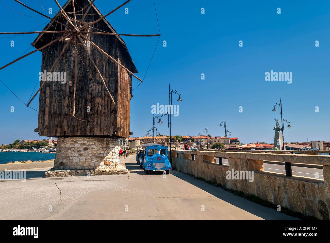 Nessebar, Bulgarien.Attraktion Touristenzug und alte Windmühle. Stockfoto