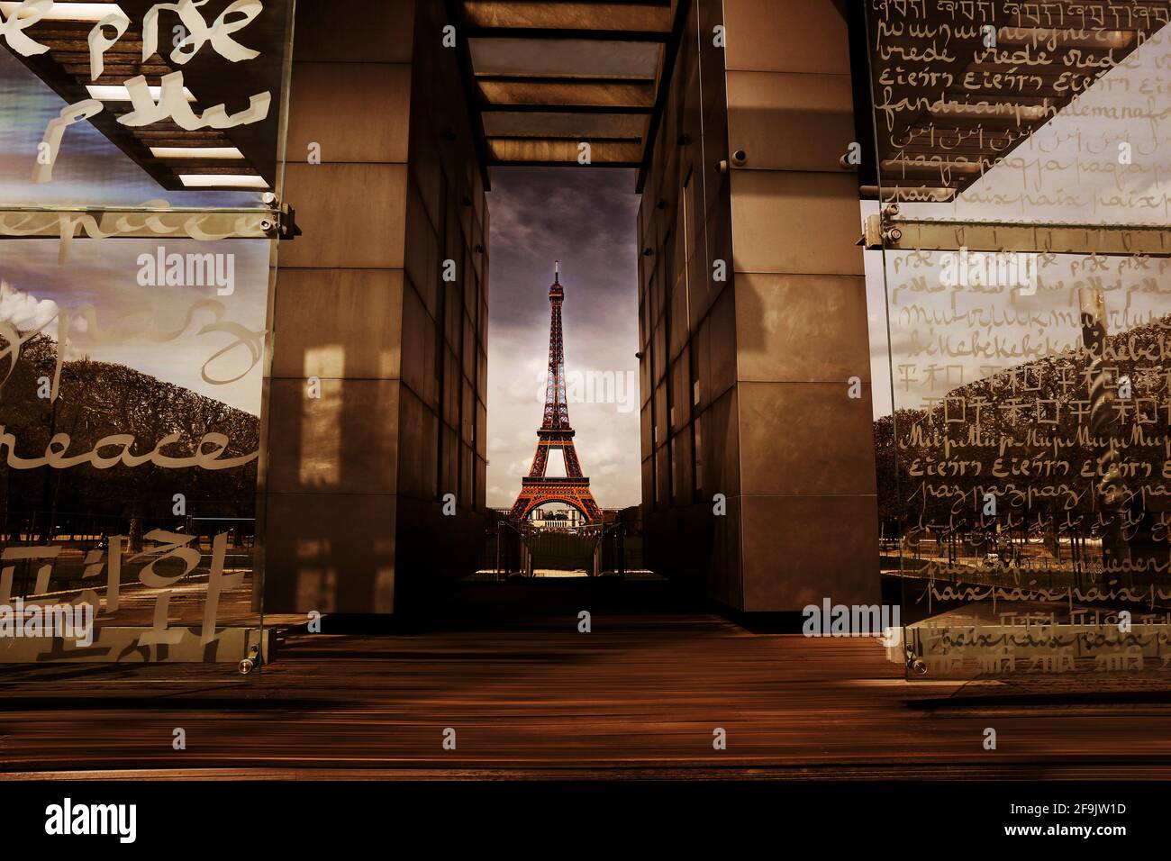 Wand des Friedensmonuments am CHAMP de Mars und der Eiffelturm im Hintergrund, Paris, Frankreich Stockfoto