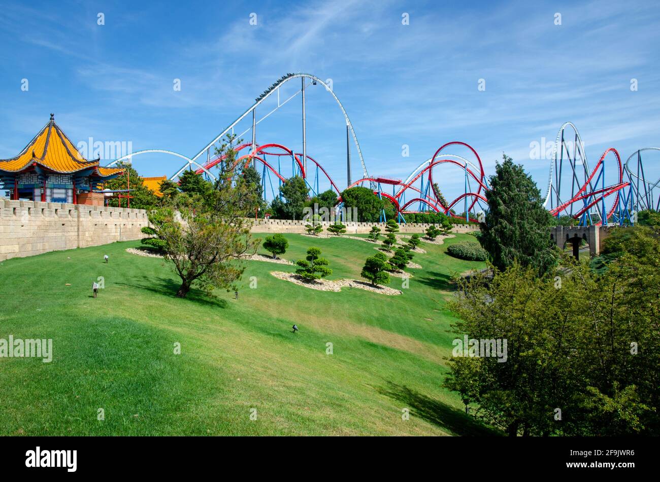 Big Roller Coaster im Port Aventura Vergnügungspark in Spanien an einem sonnigen Tag. Stockfoto