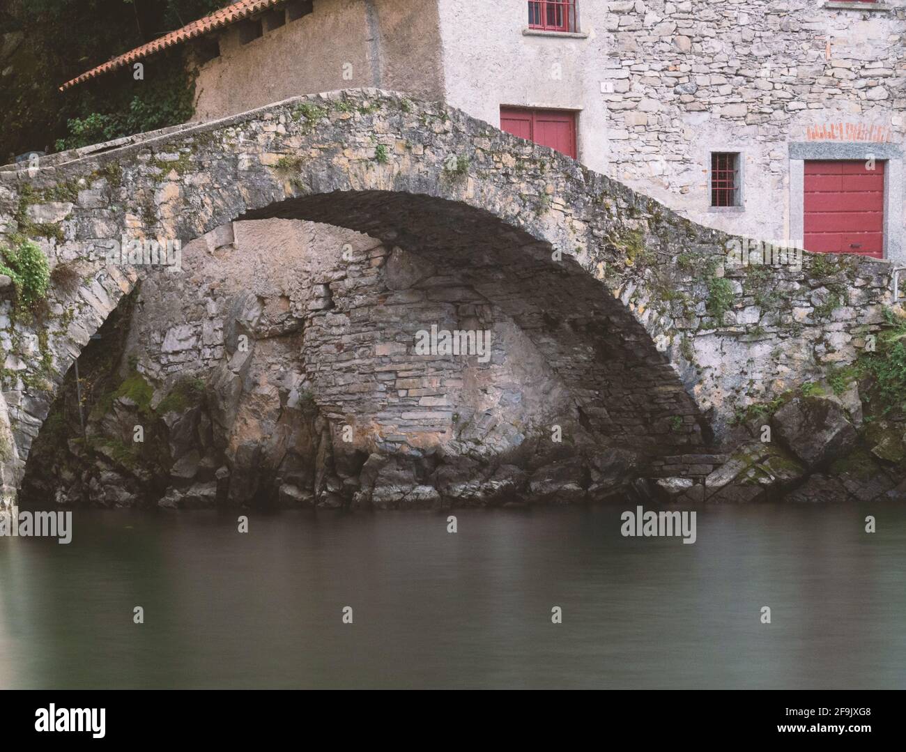 Erstaunliche mittelalterliche Bogenbrücke am Comer See.Nesso, italienische Seen, Lombardei, Italien Stockfoto