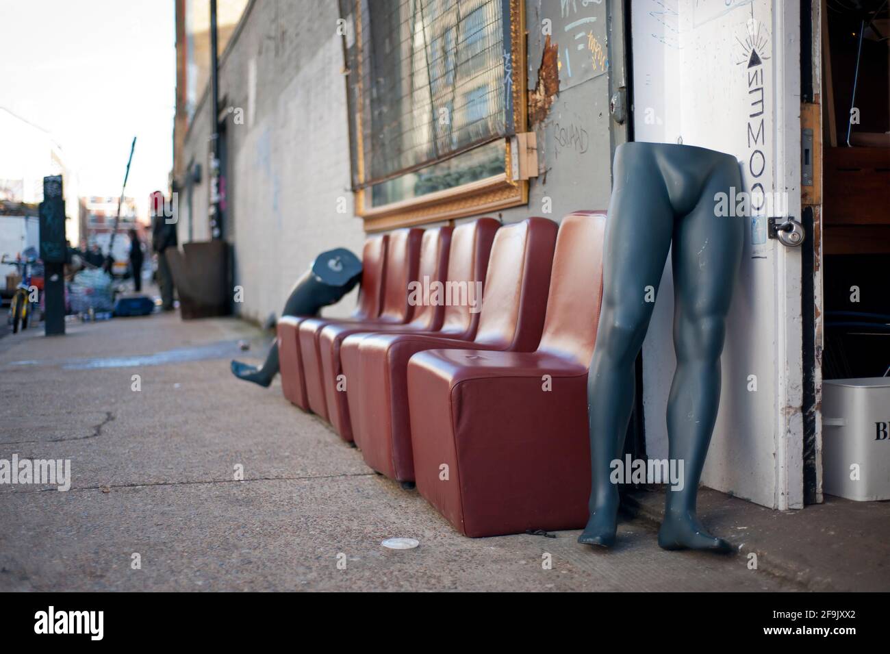 Nehmen Sie Platz. Halb Schaufensterpuppe Körper wartet an der Tür. Lustige Szene eines Sonntagsflohmarktes um die Brick Lane, East London, Großbritannien. Januar 2013 Stockfoto