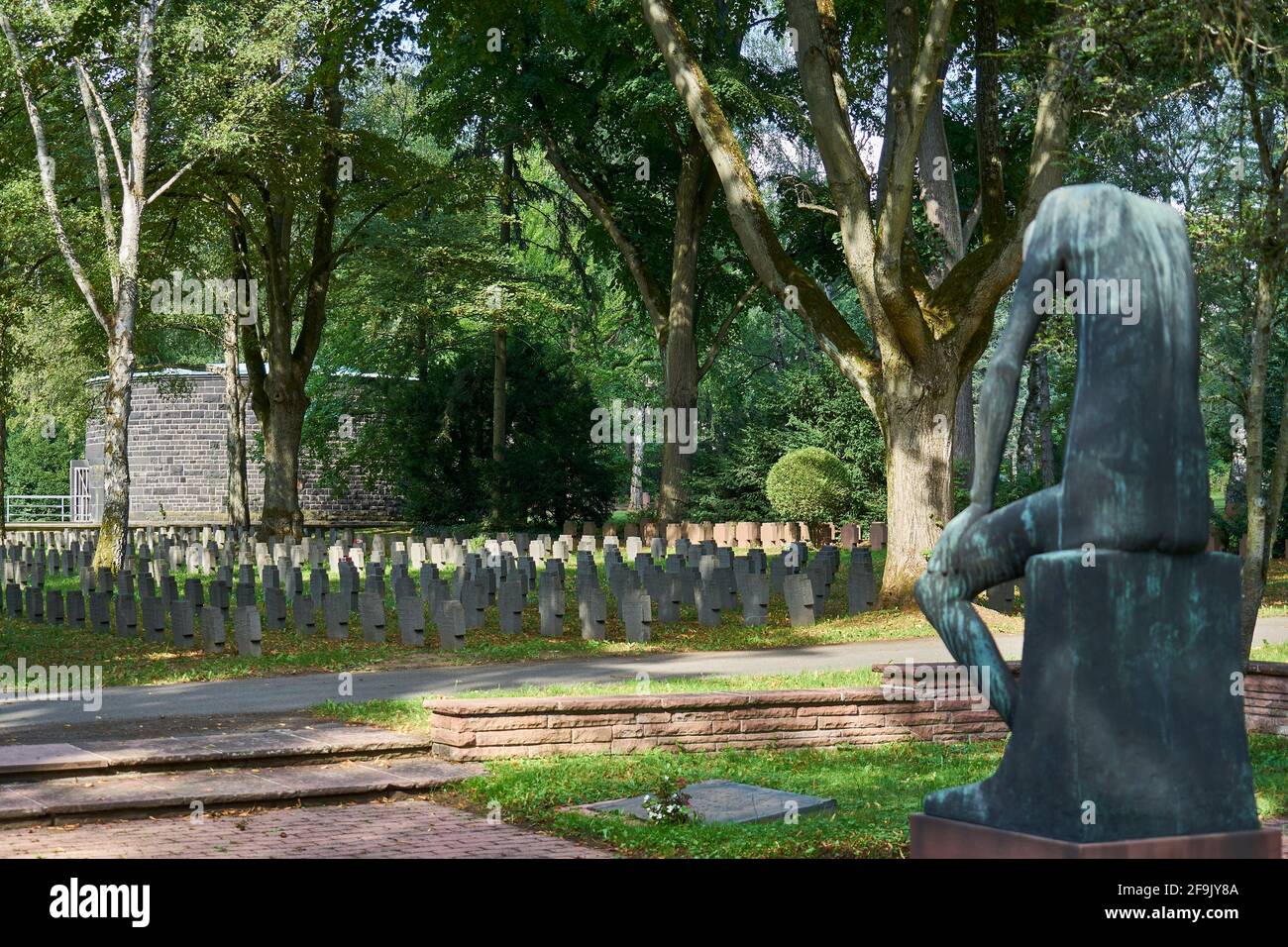 Hiob, Bronzestatue, geschafft 1957 von Gerhard Marcks, Kriegsgräber, Hauptfriedhof, Ehrenfriedhof, Frankfurt am Main, Hessen, Deutschland Stockfoto