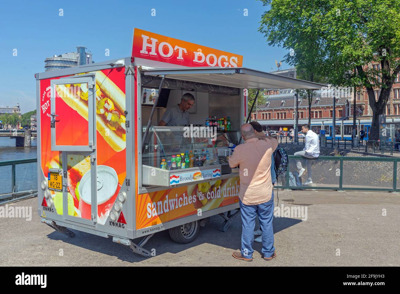 Amsterdam, Niederlande - 14. Mai 2018: Hot Dog Fast Food Trailer auf der Straße in Amsterdam, Holland. Stockfoto