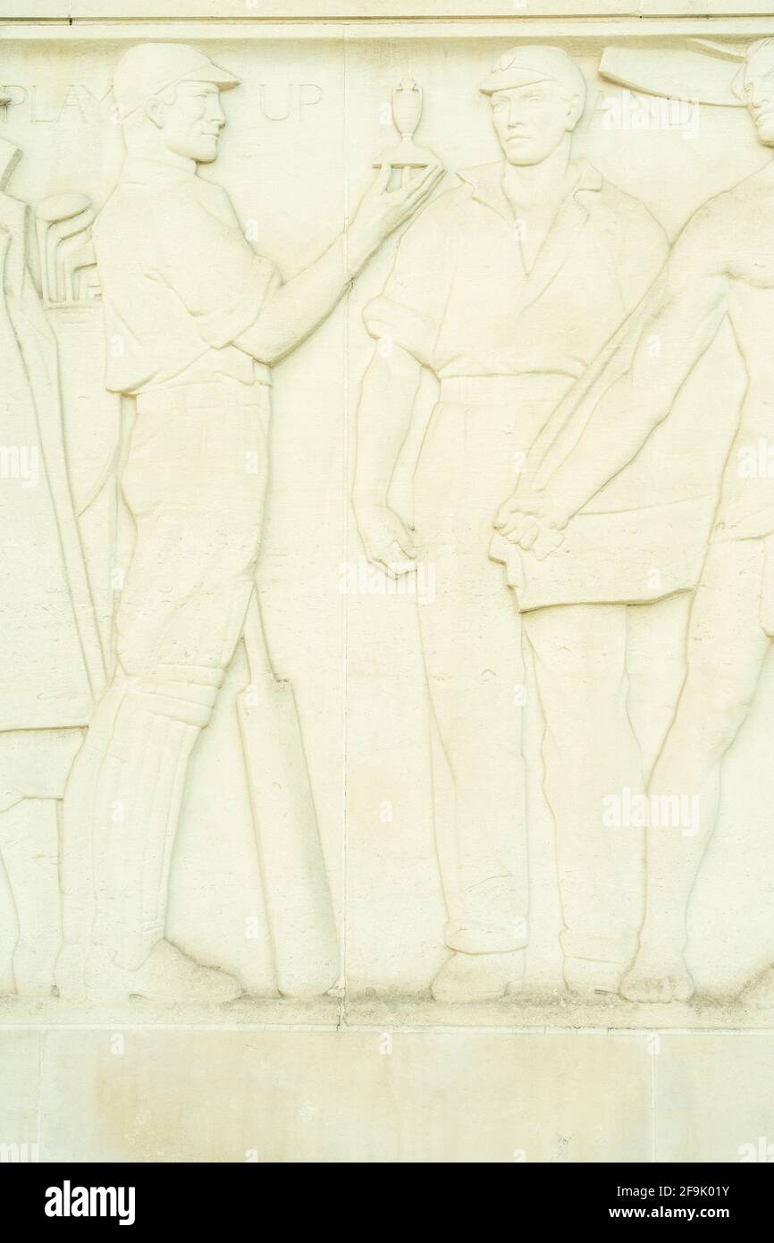 Juli 2020. London. Lords Cricket Ground Skulpturenrelief in St. Johns Wood, in London, England Stockfoto