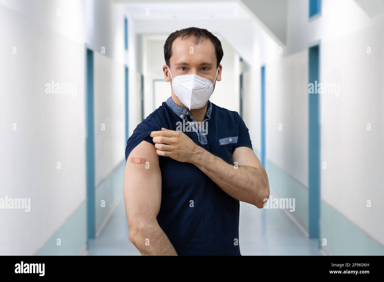 Corona-Impfstoffinjektion. Junger Mann Nach Der Coronavirus-Impfung Stockfoto