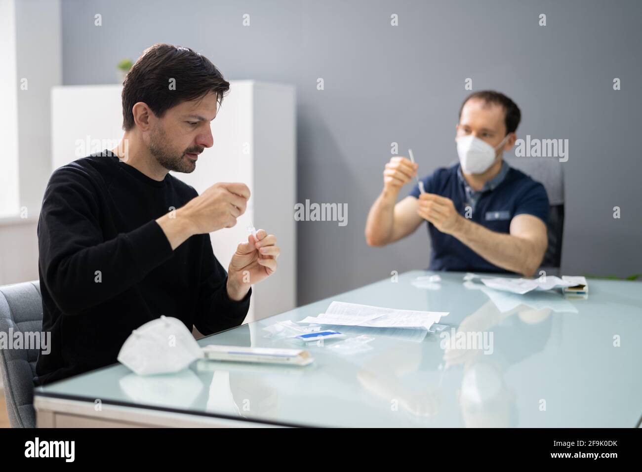 Coronavirus Antigen Virus Selbsttest Mit Nasal Swab Stockfoto