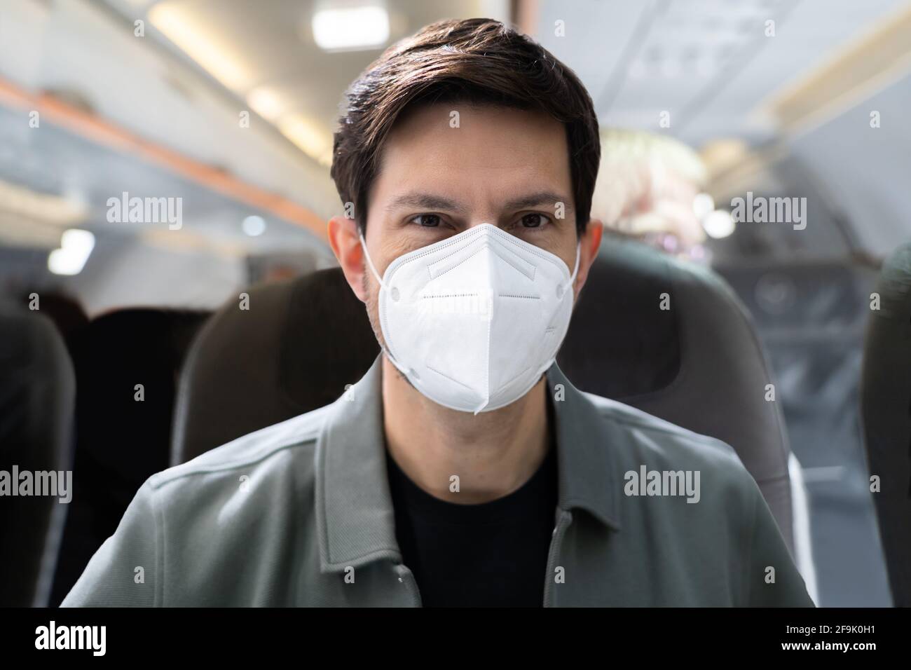 FFP2 oder N95 Gesichtsmaske Corona Protection im Flugzeug Stockfoto