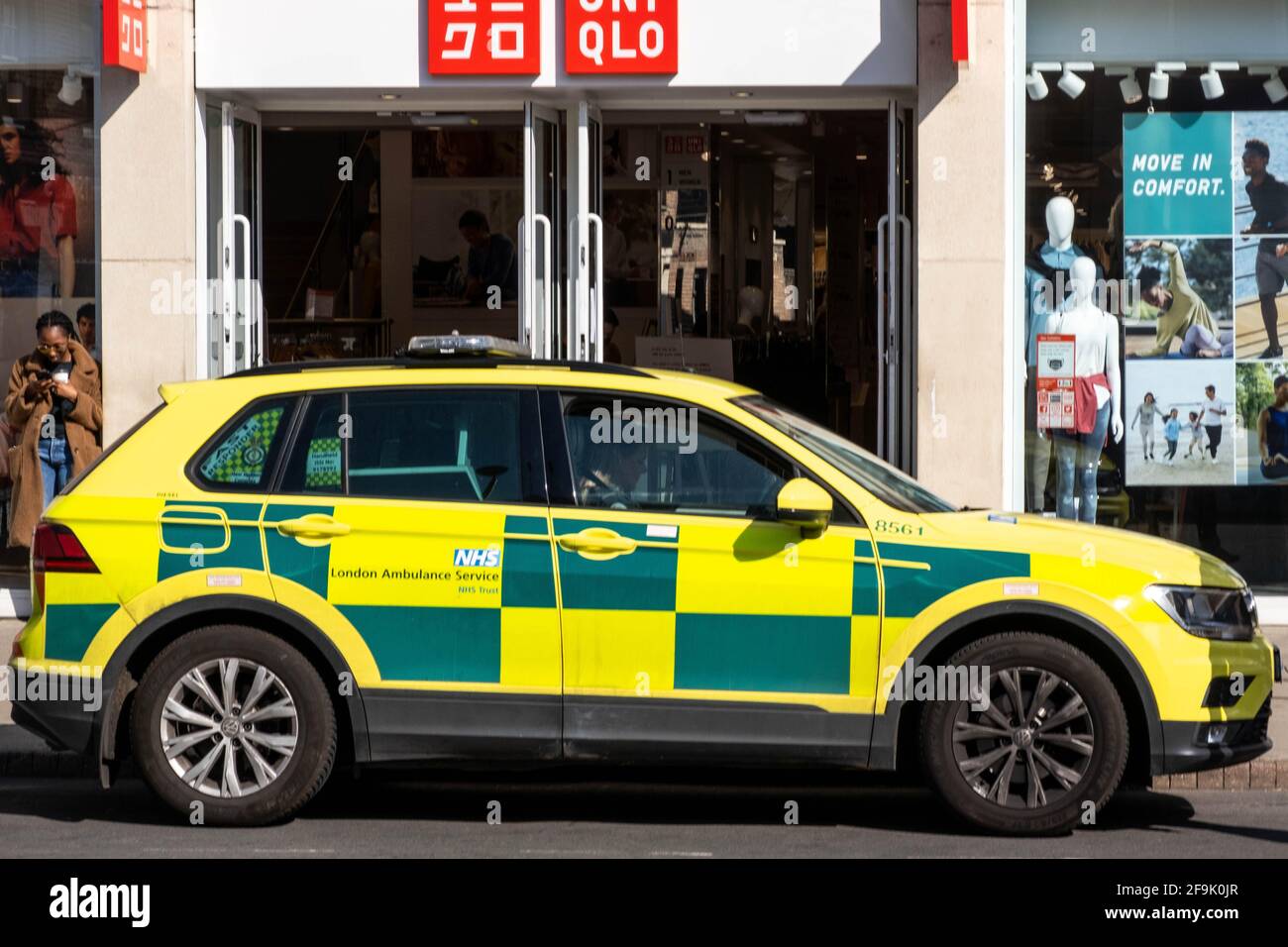 Kingston upon Thames London, Großbritannien, April 19 2021, First Responder NHS Emergency Medical Ambulance or Vehicle parked on A High Street Stockfoto