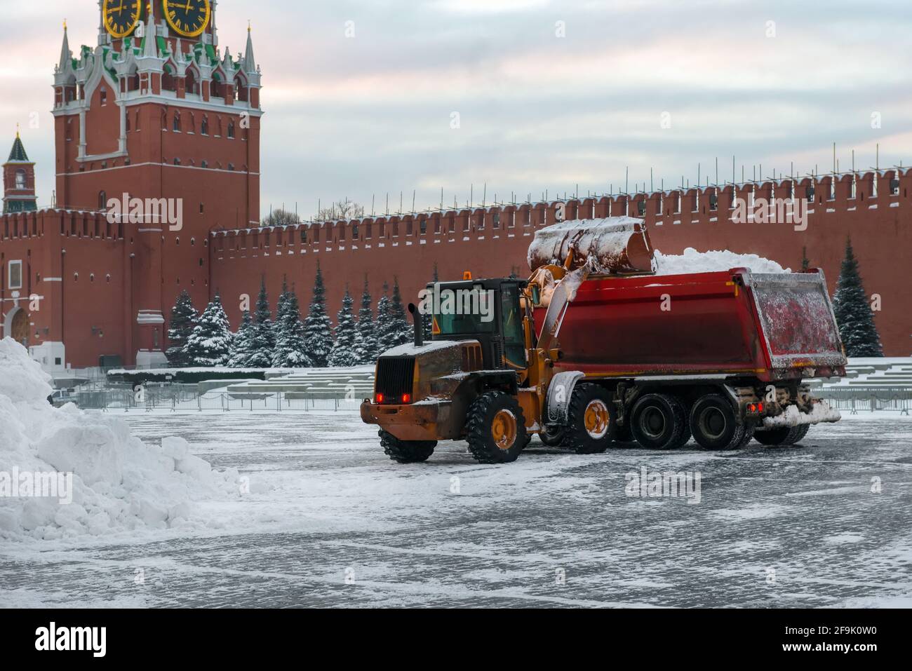 Schneeräumung am frühen frostigen Morgen nach einem starken Schneefall. Moskau, Russland, Roter Platz Stockfoto