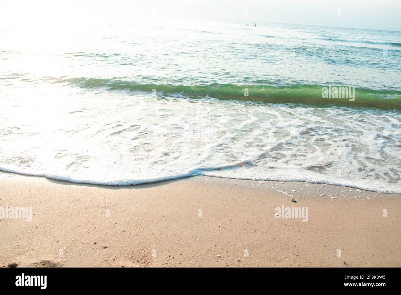 Nahaufnahme Wellensandstrand Meeresschaum. Nahaufnahme der Meereswelle mit Schaum auf Strandsand. Urlaub Sommer Hintergrund Stockfoto