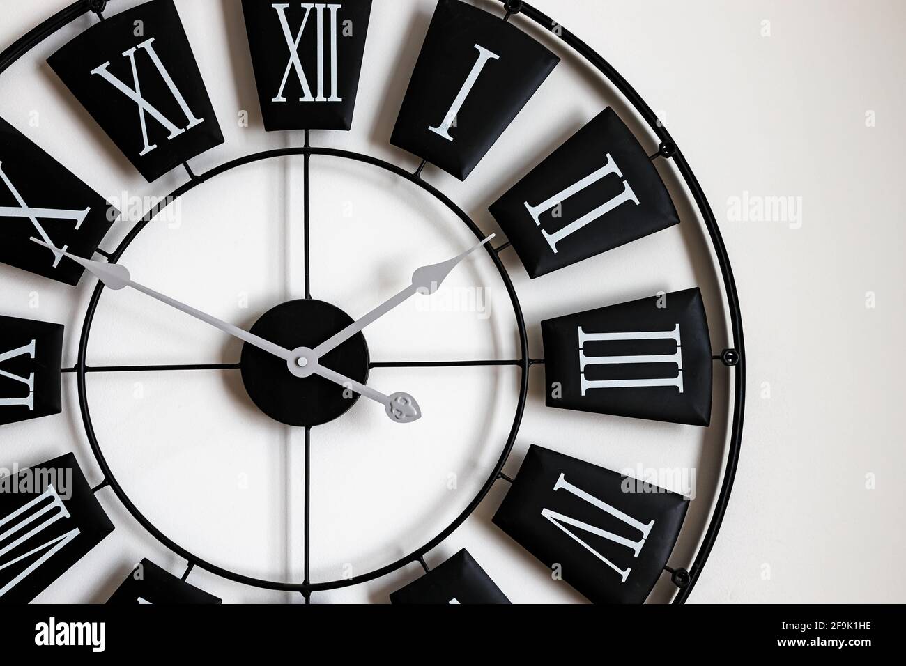 Nahaufnahme einer klassischen Wanduhr in Schwarz und Weiß Stockfoto
