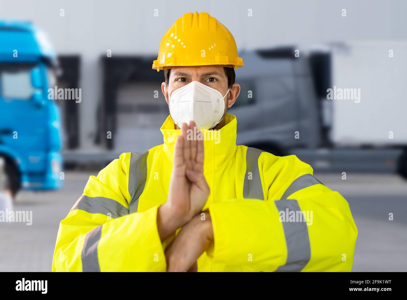 Logistikmitarbeiter In Gesichtsmaske Mit Gebärdensprache Für Deaktiviert Stockfoto