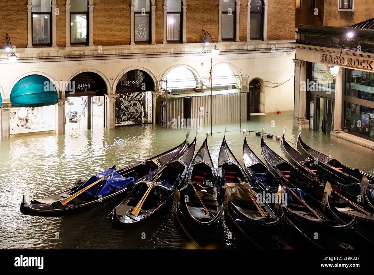 VENEDIG, ITALIEN - 12. November 2019: In der Nacht vom 12. Auf den 13. November 2019 überflutete Venedig die größte Flut seit Jahrzehnten. Die Gondeln im Orseolo Ba Stockfoto