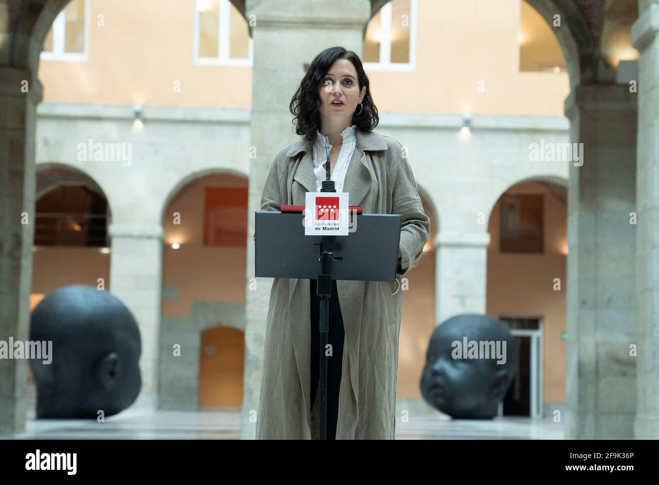 Die Präsidentin der Gemeinschaft von Madrid, Isabel Díaz Ayuso, empfängt den Künstler Antonio López im Real Casa de Correos, Madrid. Stockfoto