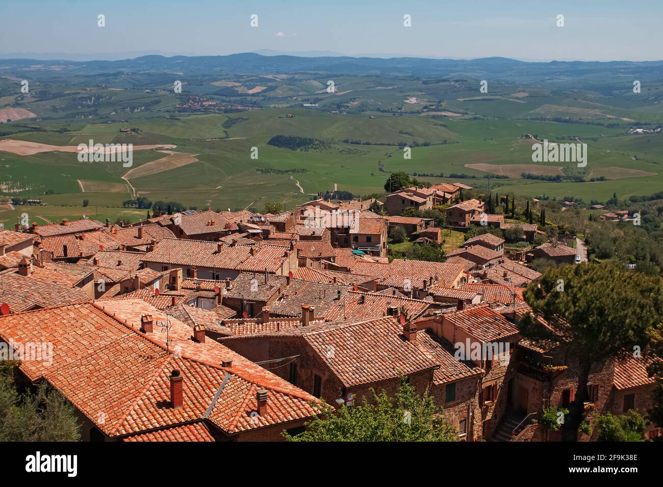 Blick auf die kleine Altstadt mit roten Dächern Stockfoto