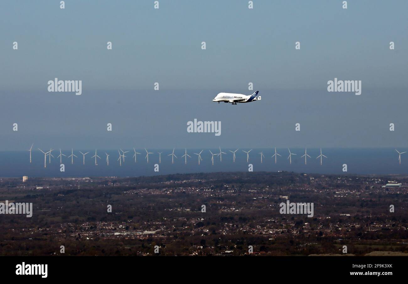 Luftaufnahme auf einer Ebene mit einem Airbus A300 Beluga transporter landen bei BAE Broughton Hawarden Flughafen Stockfoto