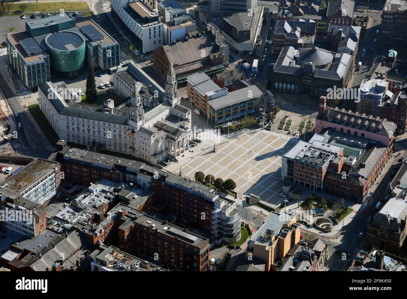 Luftaufnahme vom Westen des Millennium Square, Leeds mit der Leeds Civic Hall auf der linken Seite und den Nelson Mandela Gardens auf der rechten Seite Stockfoto