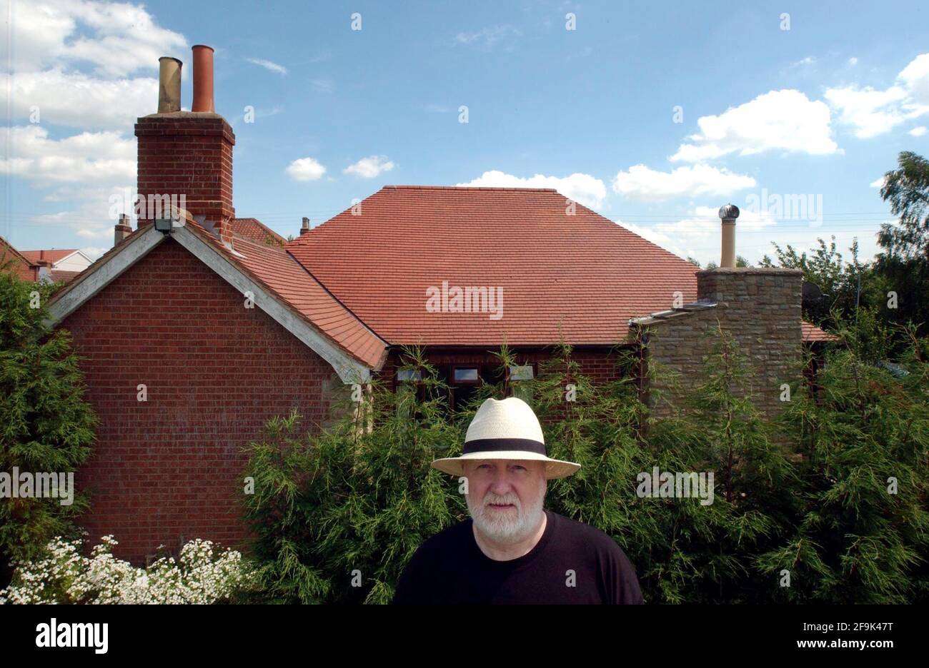 TED NASH VOR SEINEM HAUS, EAST FERRY NR GAINSBOROUGH.23/6/05 TOM PILSTON Stockfoto