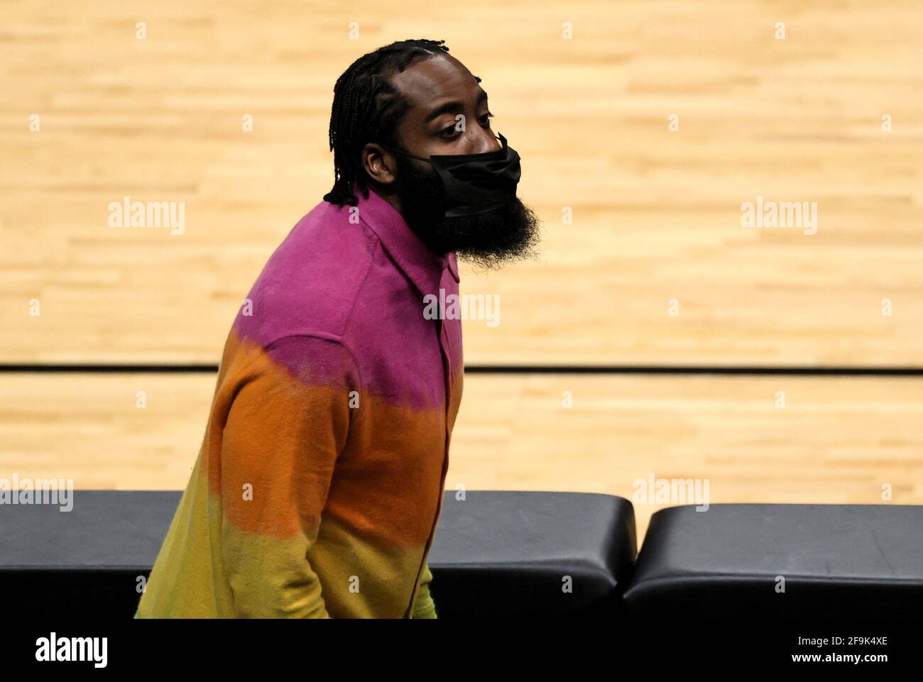 Miami, USA. April 2021. Der Brooklyn Nets-Wächter James Harden (13) schaut im ersten Quartal in der AmericanAirlines Arena am Sonntag, den 18. April 2021 in Miami, Florida, gegen die Hitze von Miami. (Foto von David Santiago/Miami Herald/TNS/Sipa USA) Quelle: SIPA USA/Alamy Live News Stockfoto