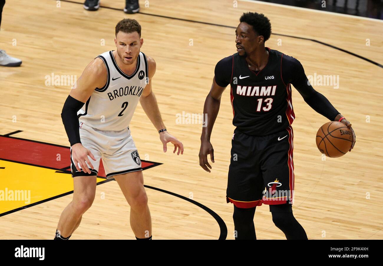 Miami, USA. April 2021. Miami Heat Center Bam Adebayo (13) fährt gegen Brooklyn Nets Forward Blake Griffin (2) im ersten Quartal in der AmericanAirlines Arena am Sonntag, den 18. April 2021 in Miami, Florida. (Foto von David Santiago/Miami Herald/TNS/Sipa USA) Quelle: SIPA USA/Alamy Live News Stockfoto