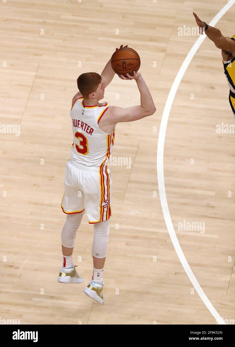 Der Wächter der Atlanta Hawks, Kevin Huerter, trifft am Sonntag, den 18. April 2021, in der State Farm Arena in Atlanta, Georgia, auf einen Dreier gegen die Indiana Pacers. (Foto von Curtis Compton/Atlanta Journal-Constitution/TNS/Sipa USA) Stockfoto