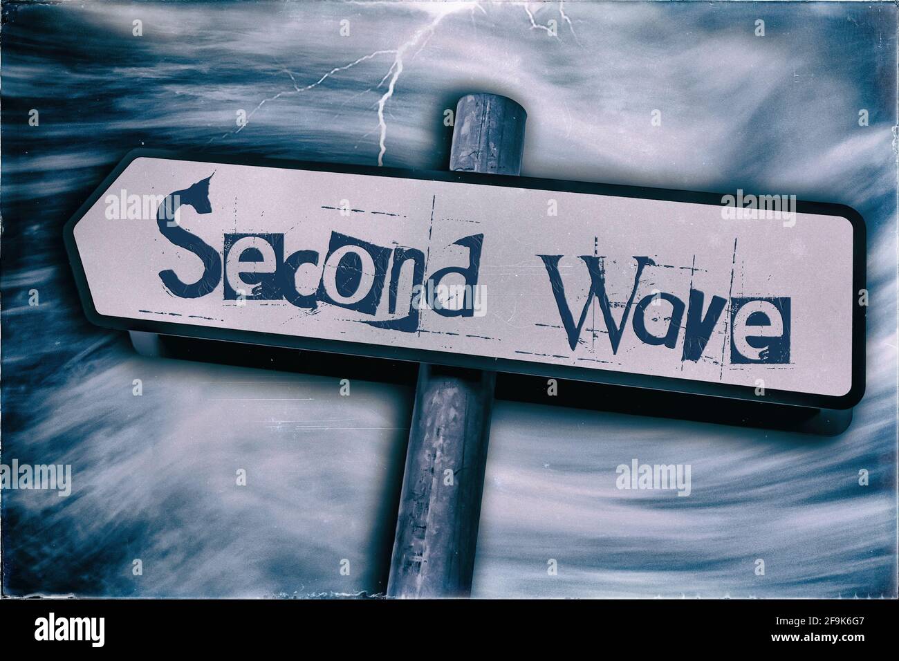 Zweite Welle, Straßenschild, Sturm, Blitz, Blauton, Ransom Note Typografie, Vintage verzerrte Optik Stockfoto