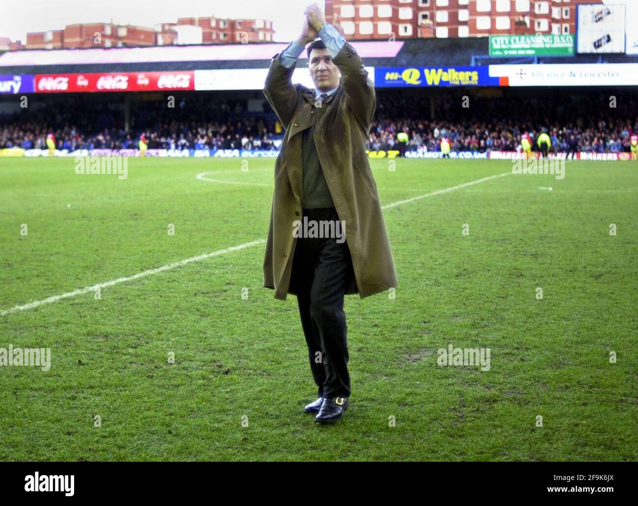 Leicester City V Wycombe Wanderers Fa Cup Mit Lawrie Sanchez Am Ende Des Spiels Applaudiert Die Menge Stockfotografie Alamy