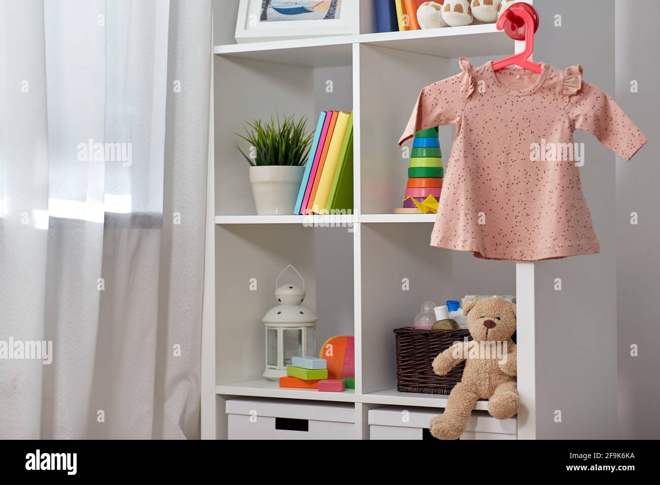 Kinderzimmer mit Bücherregal und Kleid Stockfoto