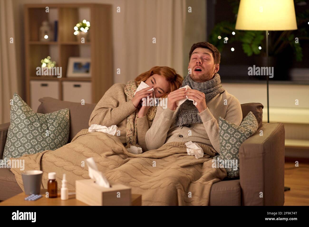 Krankes junges Paar mit Gewebsbläsernase zu Hause Stockfoto