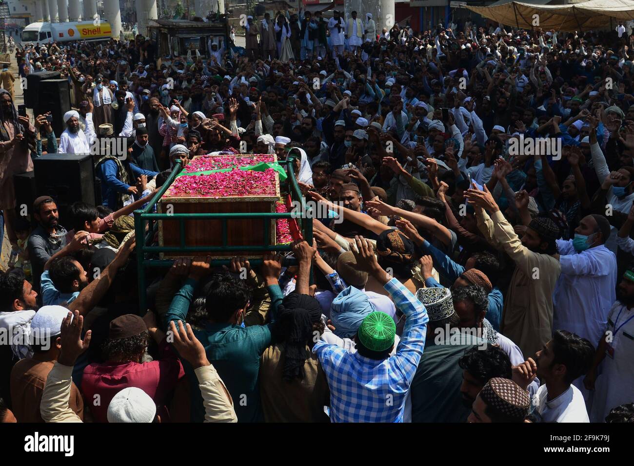 Lahore, Pakistan. April 2021. Anhänger der Partei Tehreek-e-Labbaik Pakistan (TLP) tragen den Sarg und rufen Slogans während des Begräbnisgebets ihres Kollegen eines Genossen, der beim Zusammenstoß mit den Sicherheitskräften am Sonntag getötet wurde, Ein Protest, nachdem ihr Anführer nach seinen Forderungen nach der Ausweisung des französischen Botschafters in Lahore festgenommen worden war. (Foto von Rana Sajid Hussain/Pacific Press) Quelle: Pacific Press Media Production Corp./Alamy Live News Stockfoto