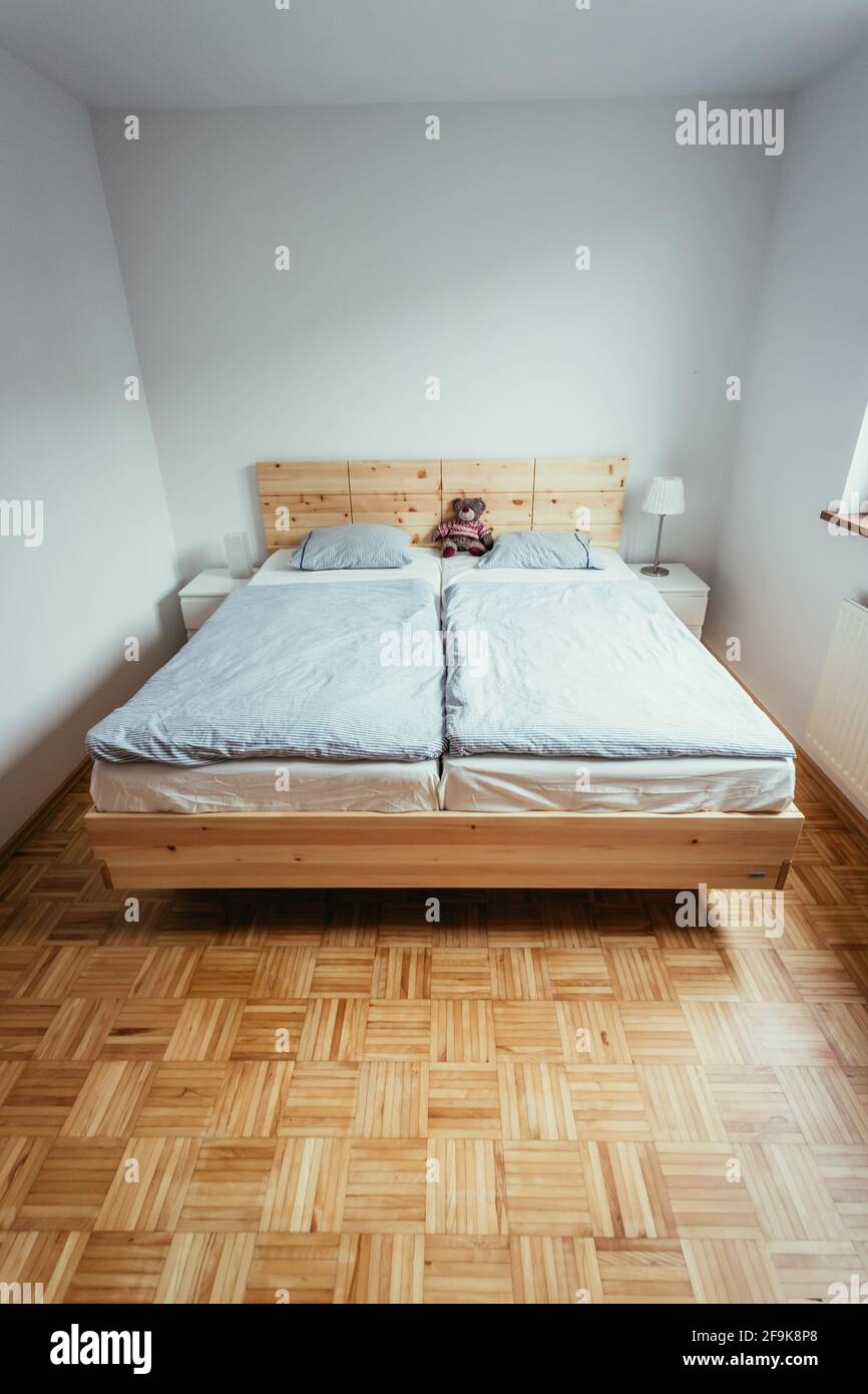 Großes, komfortables Bett aus Zirbenholz im Schlafzimmer Stockfotografie -  Alamy