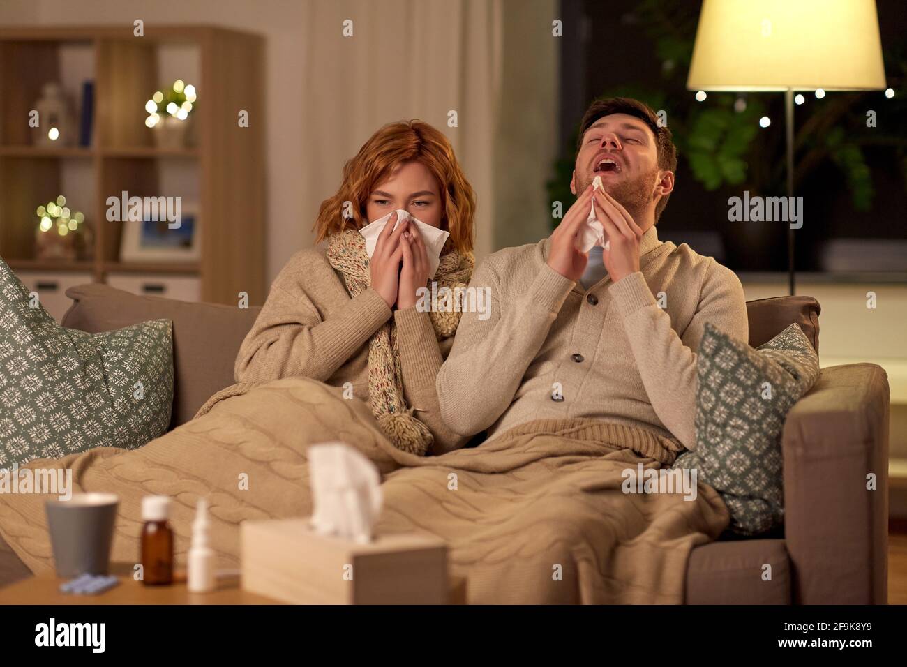 Krankes junges Paar mit Gewebsbläsernase zu Hause Stockfoto