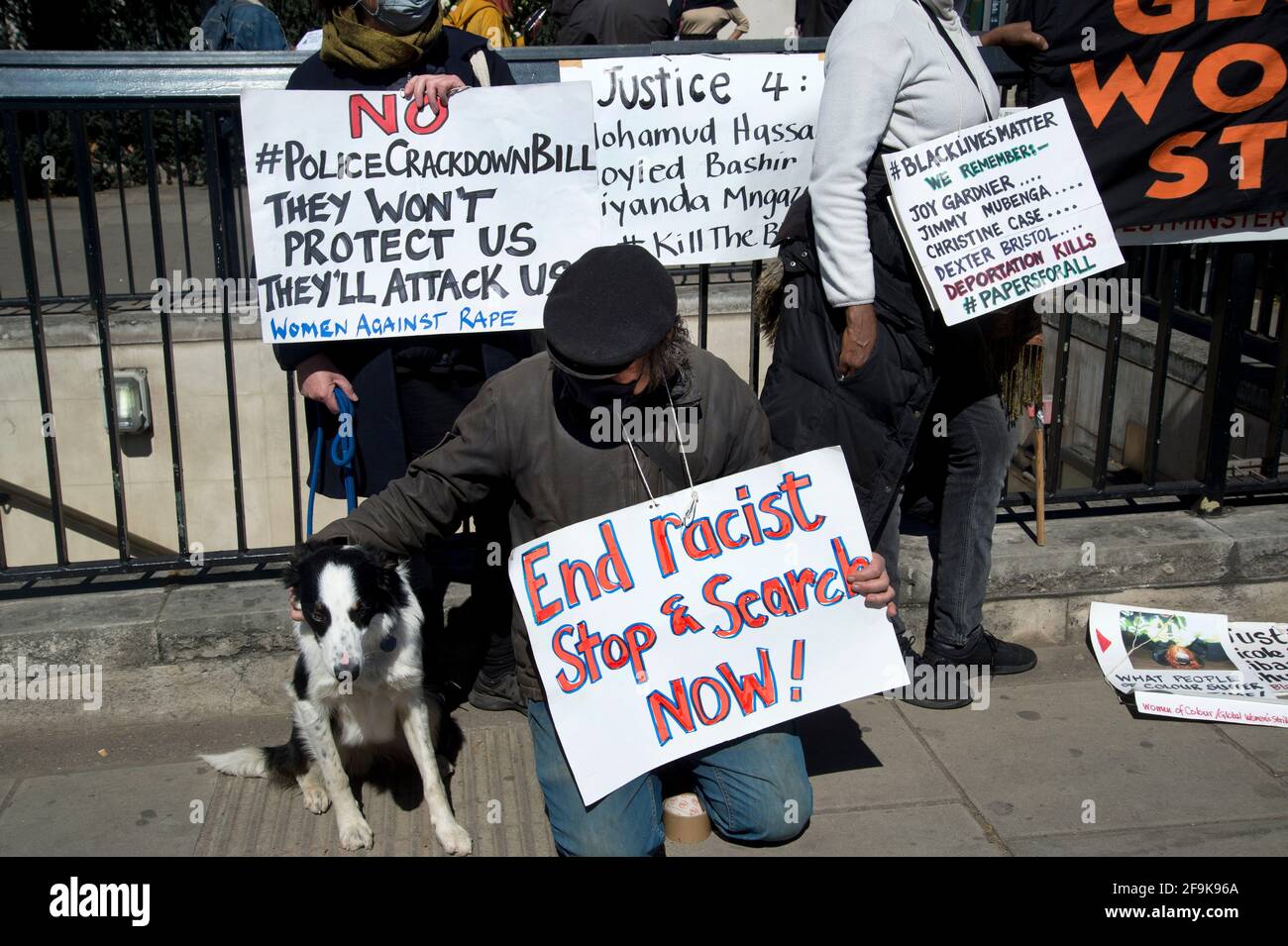 17.04.2021. Tötet den Bill-Protest. Wellington Arch. Ein Demonstrator hält ein Schild mit der Aufschrift „Schluss mit rassistischem Stopp und Suche jetzt“. Stockfoto