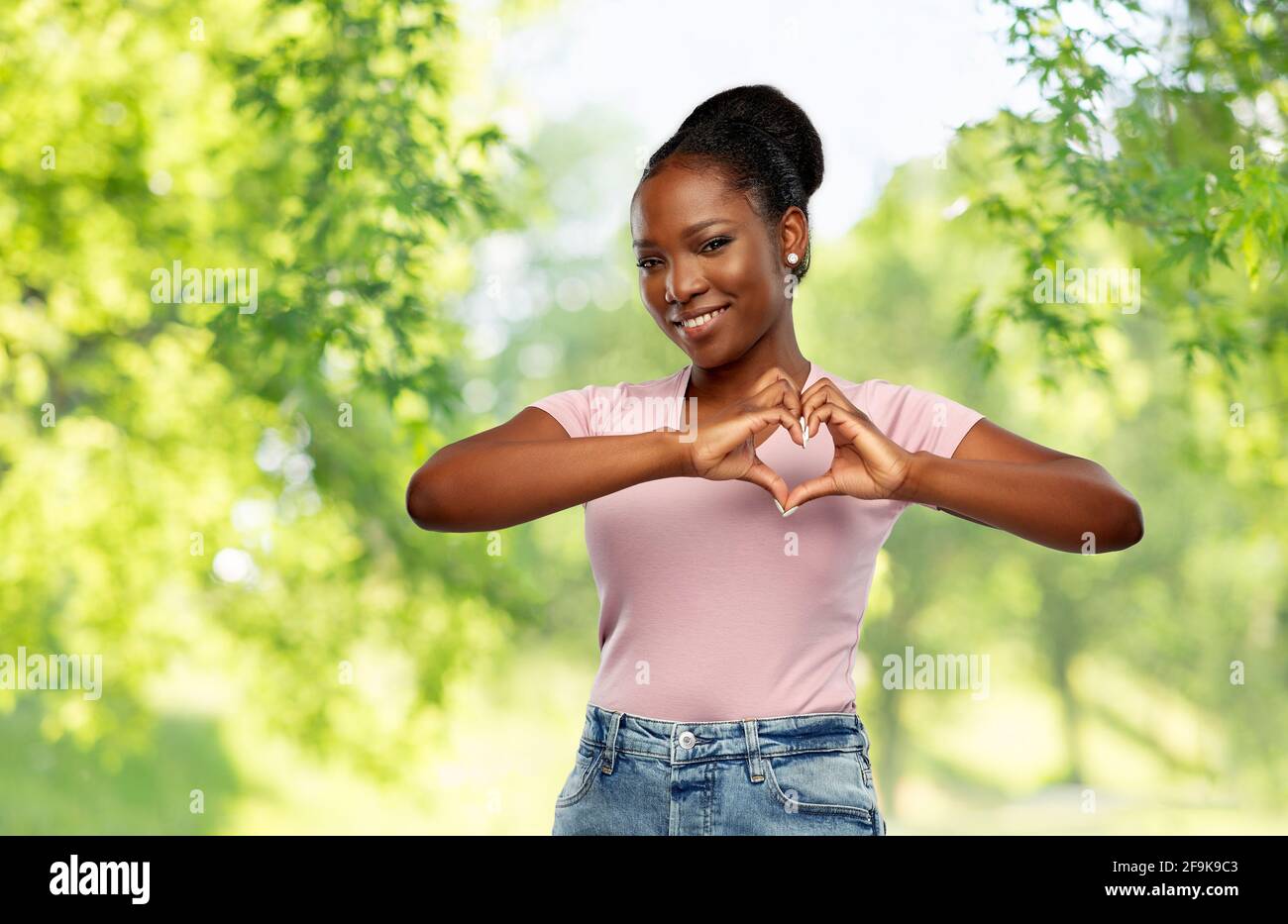 Afrikanische amerikanische Frau, die hand Herz Geste Stockfoto