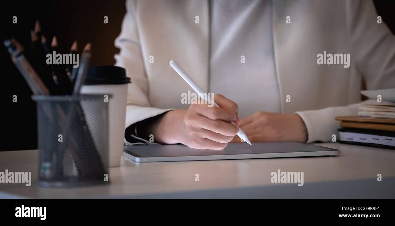 Nahaufnahme Geschäftsfrau hält Stift Zeichnung auf dem digitalen Tablet Am Arbeitsplatz Stockfoto