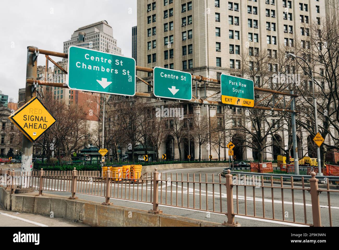Schilder auf der Brooklyn Bridge, die sich Manhattan nähert, in New York City Stockfoto