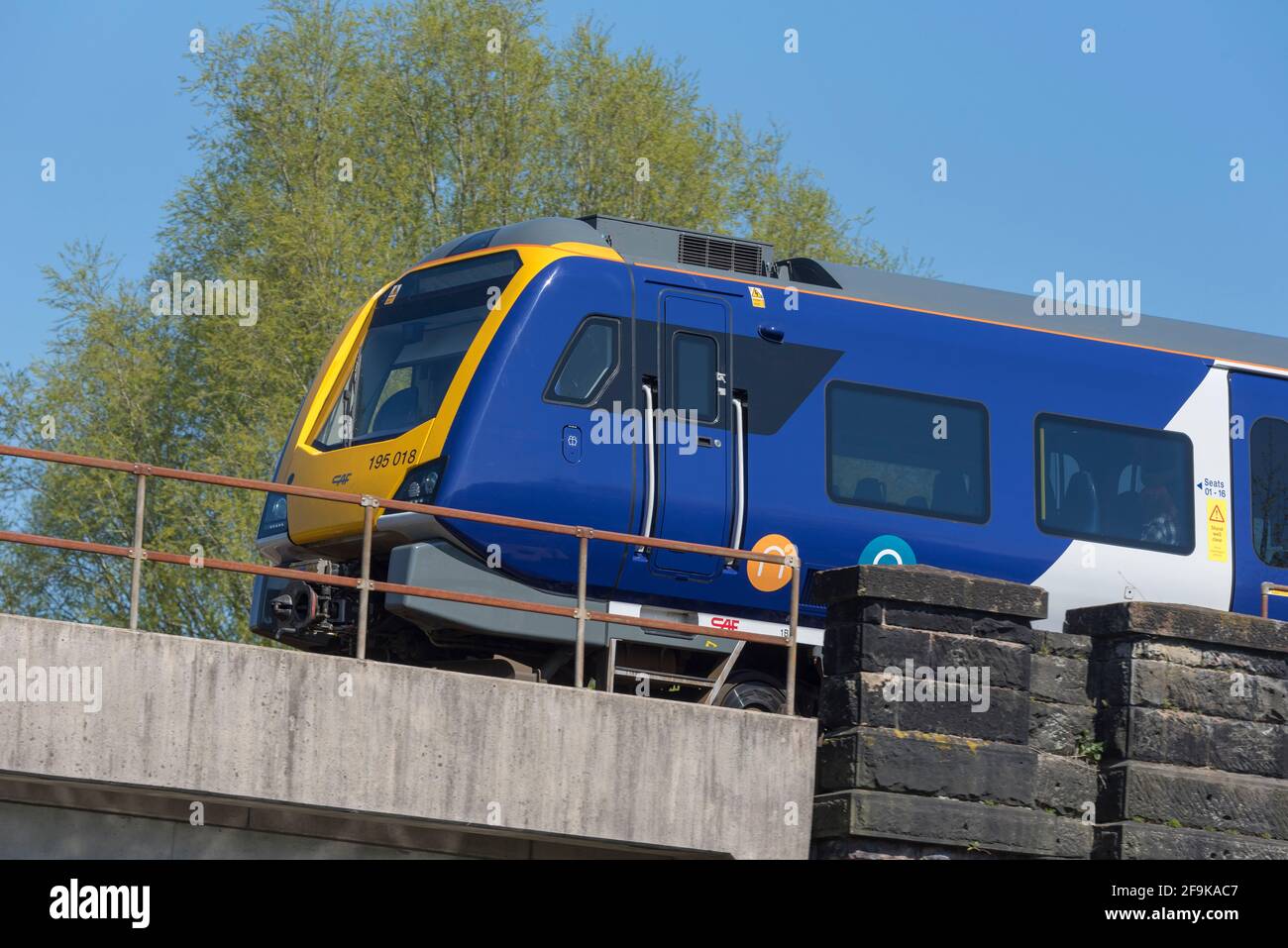 Northern Rail Class 195 Dieselbahn, elektrischer DMU-Zug über eine Brücke. Stockfoto