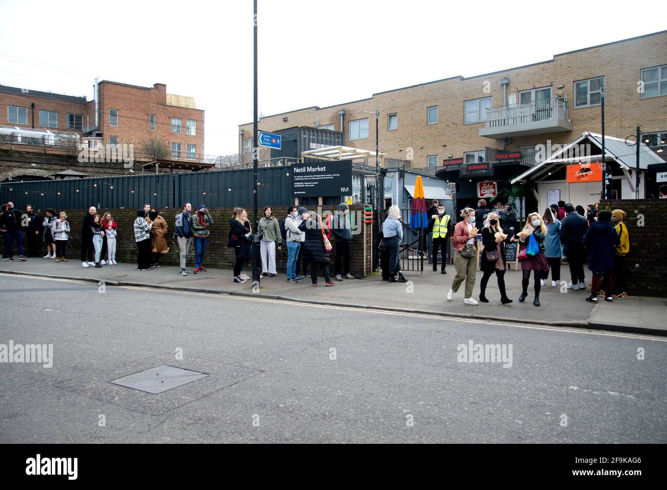London, England, Großbritannien. Hackney. Netil Market. Schlange von Leuten, die darauf warten, die Imbissstände zu besuchen. Stockfoto