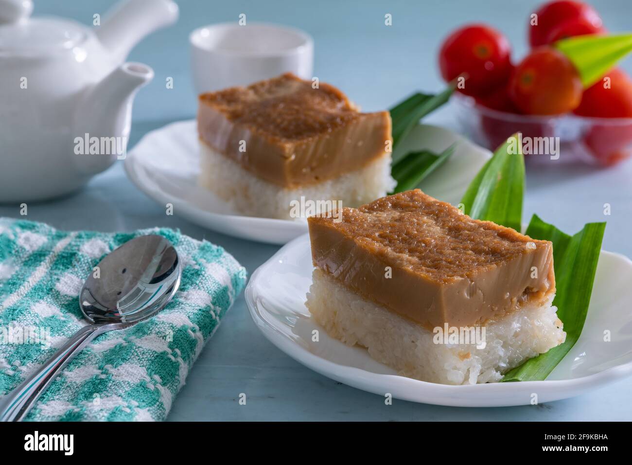 Zweilagige malaysische traditionelle Kuchen oder Küche, genannt Pulut Sekaya. Die untere Schicht ist klebriger oder klebriger Reis und die obere Schicht ist brauner Palmzucker Stockfoto
