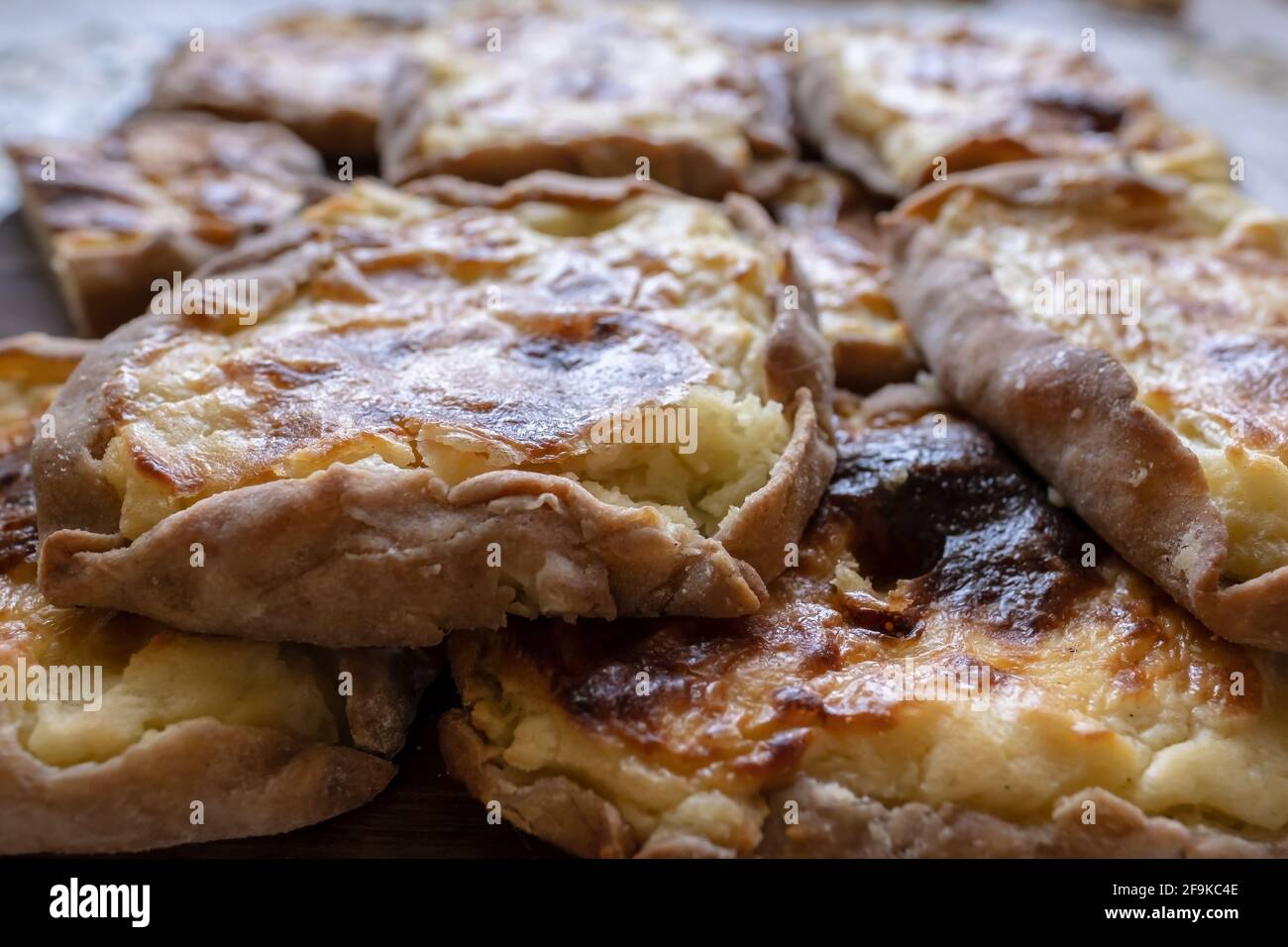 Köstliche heiße Kuchen, Nahaufnahme. Herzhafter Snack. Traditionelle Küche. Stockfoto