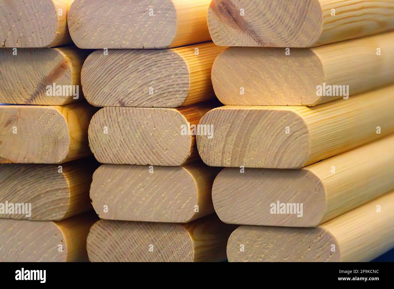 Die gehobelten Holzrohlinge werden in einem Stapel gestapelt. Lieferung und Herstellung von Baustoffen aus Holz. Hintergrund Stockfoto